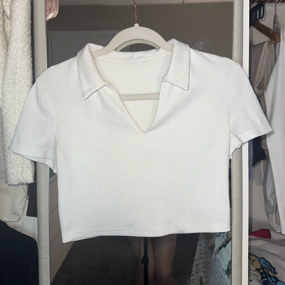 White Crop Top Shirt
Cotton and very comfortable 
Size SMALL Perfect Condition